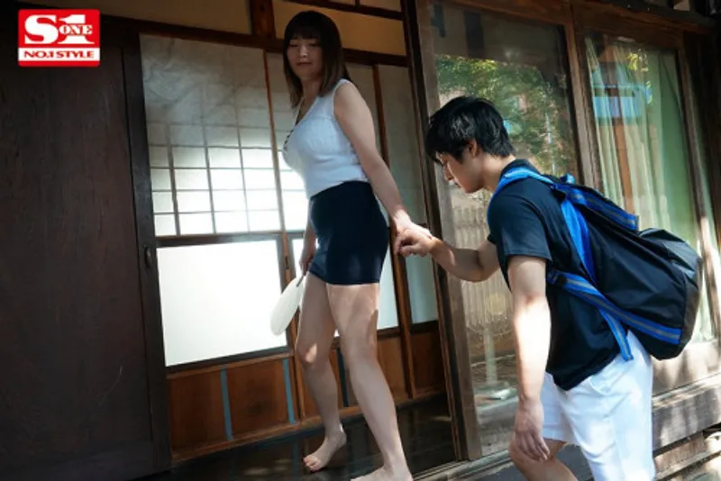 Anh chàng nứng lồn dương vật khi nhìn trộm em họ cắm sừng với chồng