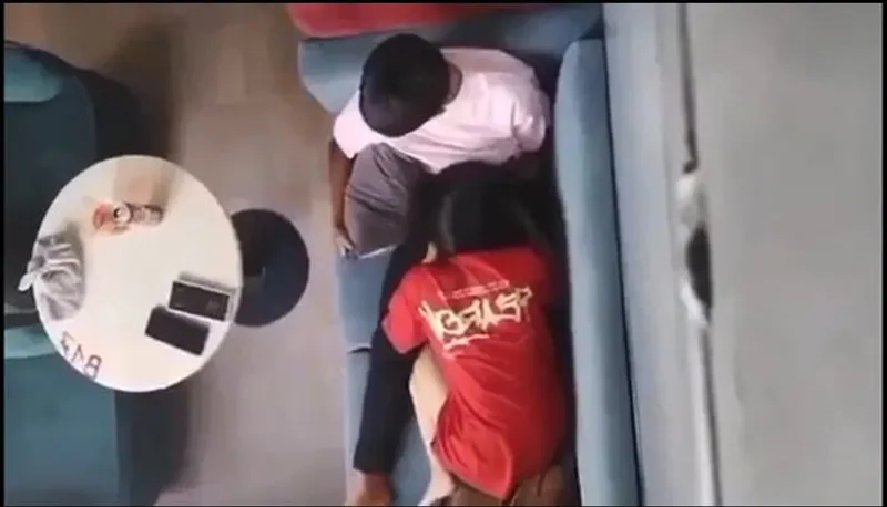 Quay lén cô bạn gái mút mút cho con ghệ nơi công cộng