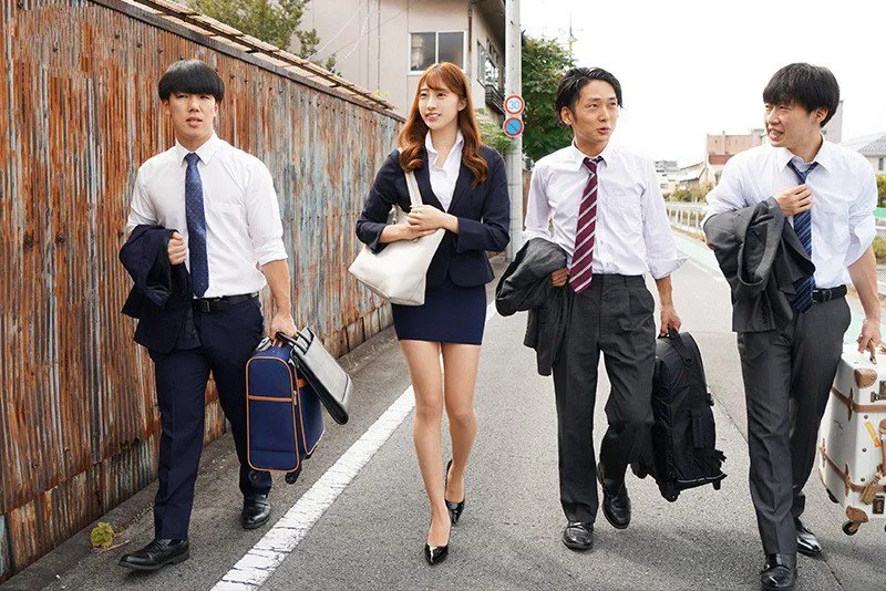 Nhầm lẫn khi đặt phòng, 3 nhân viên trúng số được ở cùng sếp nữ