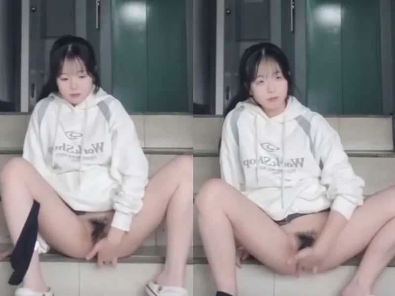 Gái xinh mặc baby mới lớn đang thủ dâm thì có người đi qua